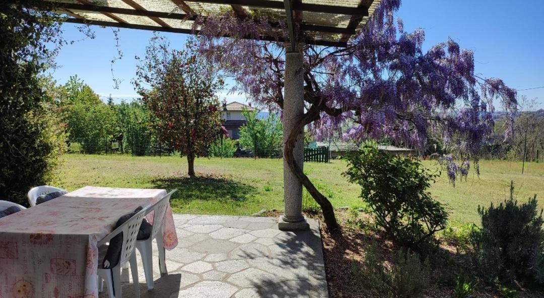 فيلا Casale Cadeloro Nebbiuno الغرفة الصورة